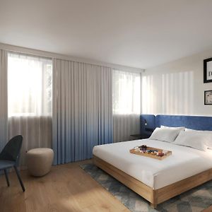 Zimmer mit Zugang für Rollstuhlfahrer mit Kingsize-Bett